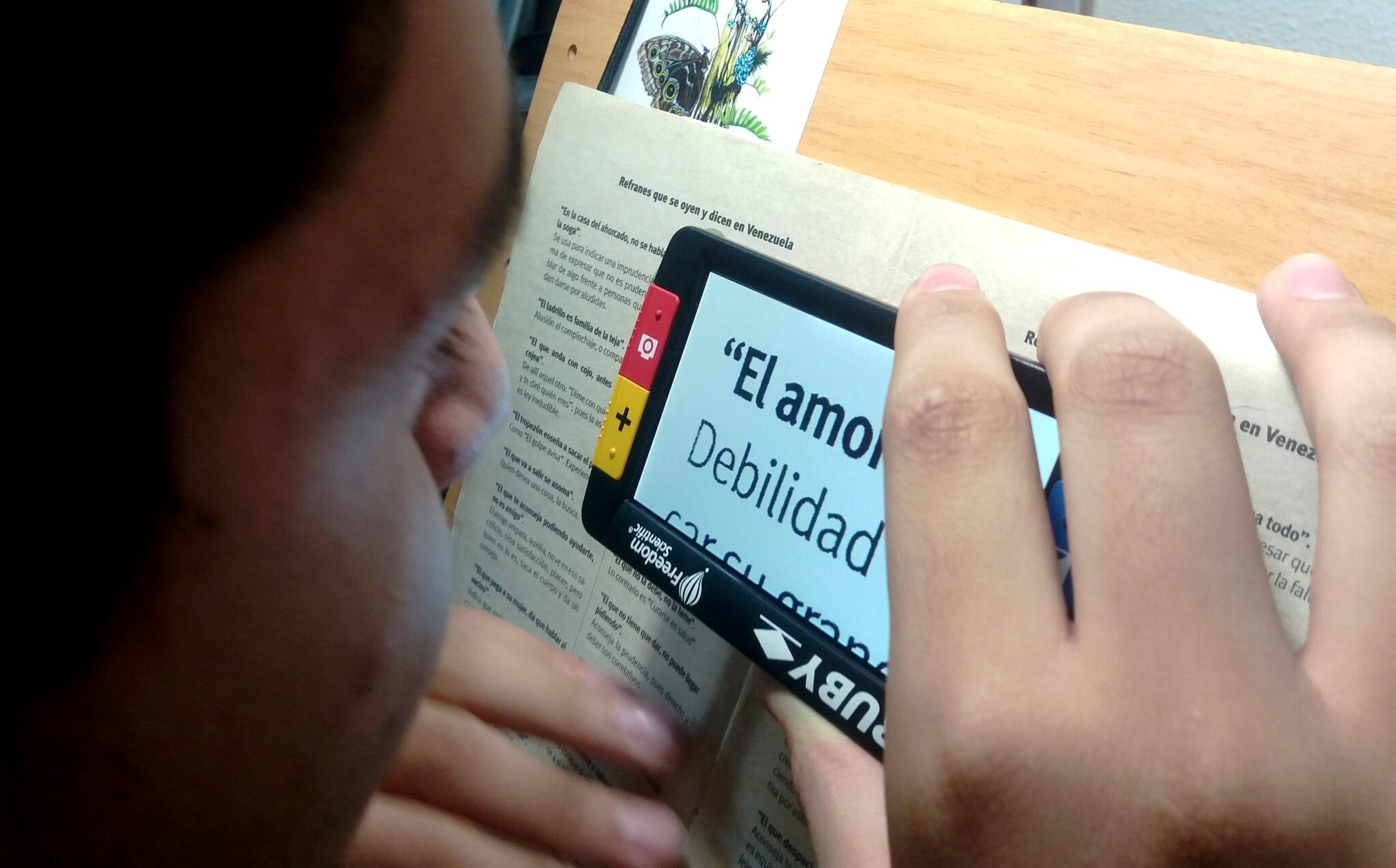 Sesión de trabajo con material de baja visión